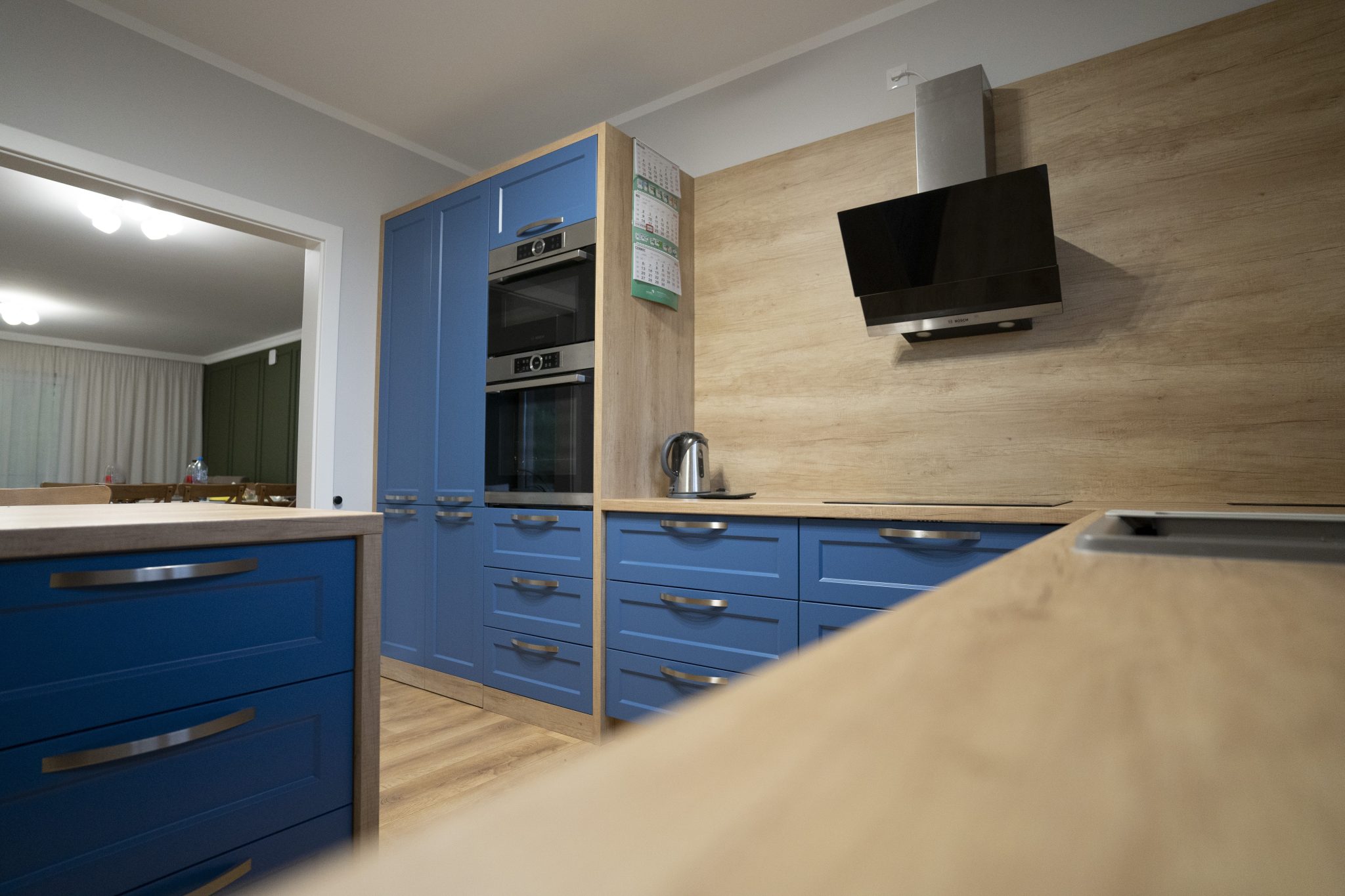 Kuchnia na wymiar w Strzegowie – fronty lakierowane RAL 5000, Dąb Lancelot i 21 szuflad. Realizacja MiD Prestige: elegancja, funkcjonalność i indywidualne rozwiązania.