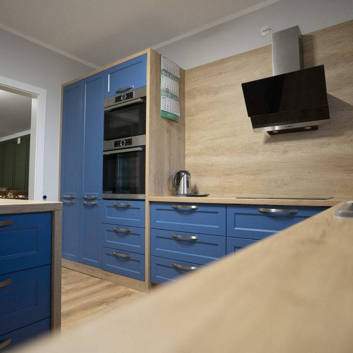 Kuchnia na wymiar w Strzegowie – fronty lakierowane RAL 5000, Dąb Lancelot i 21 szuflad. Realizacja MiD Prestige: elegancja, funkcjonalność i indywidualne rozwiązania.