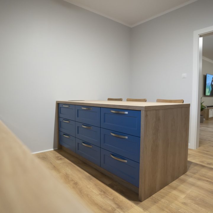 Kuchnia na wymiar w Strzegowie – fronty lakierowane RAL 5000, Dąb Lancelot i 21 szuflad. Realizacja MiD Prestige: elegancja, funkcjonalność i indywidualne rozwiązania.