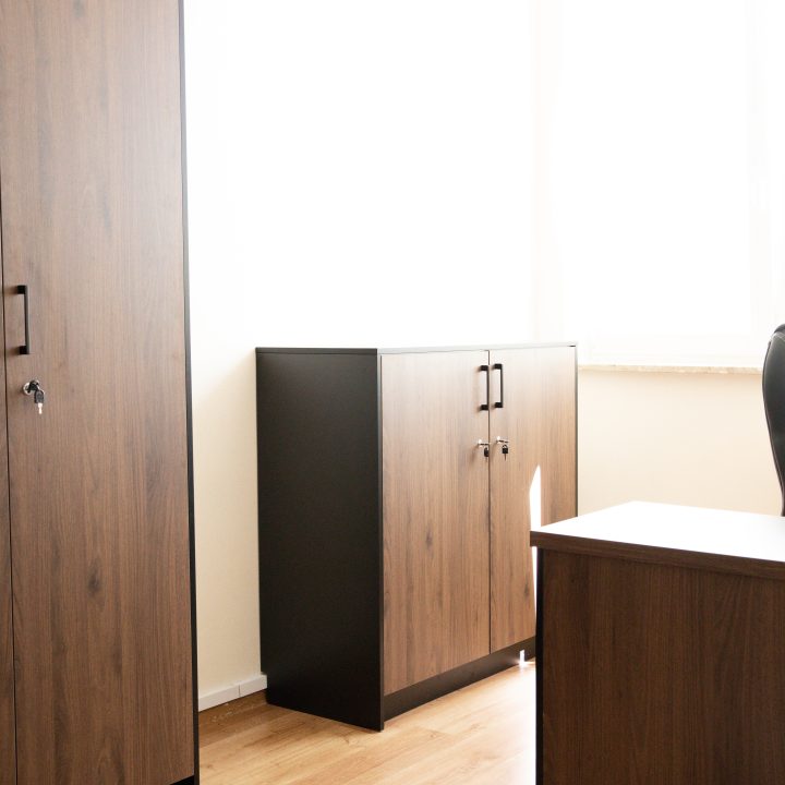 Realizacja MiD Business: meble na wymiar do szkoły w Dąbrowie. Biblioteka z regałami i siedziskami oraz gabinet dyrektora z szafą, biurkiem i komodą.