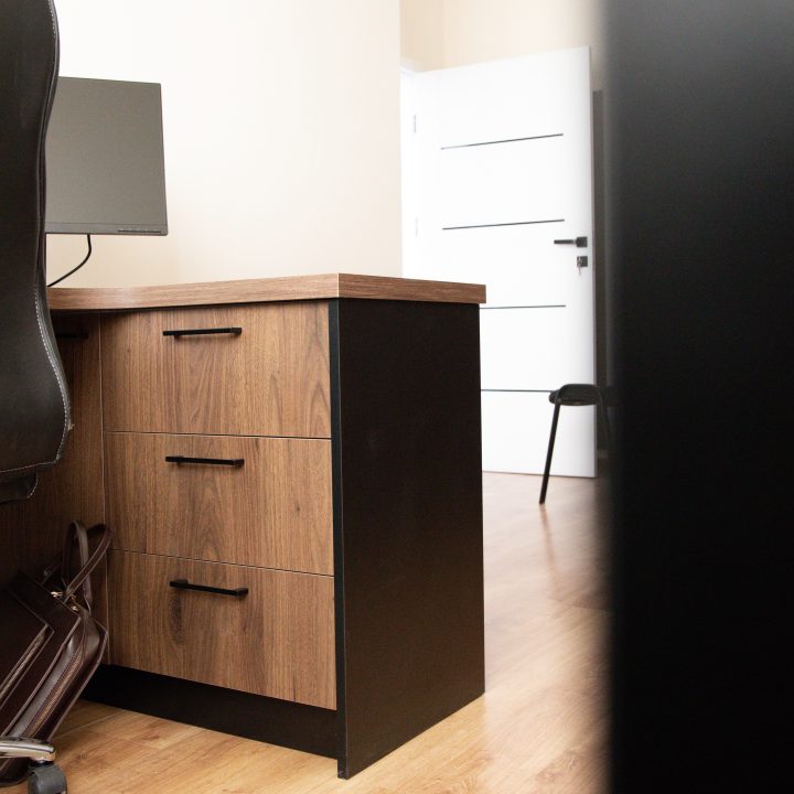 Realizacja MiD Business: meble na wymiar do szkoły w Dąbrowie. Biblioteka z regałami i siedziskami oraz gabinet dyrektora z szafą, biurkiem i komodą.