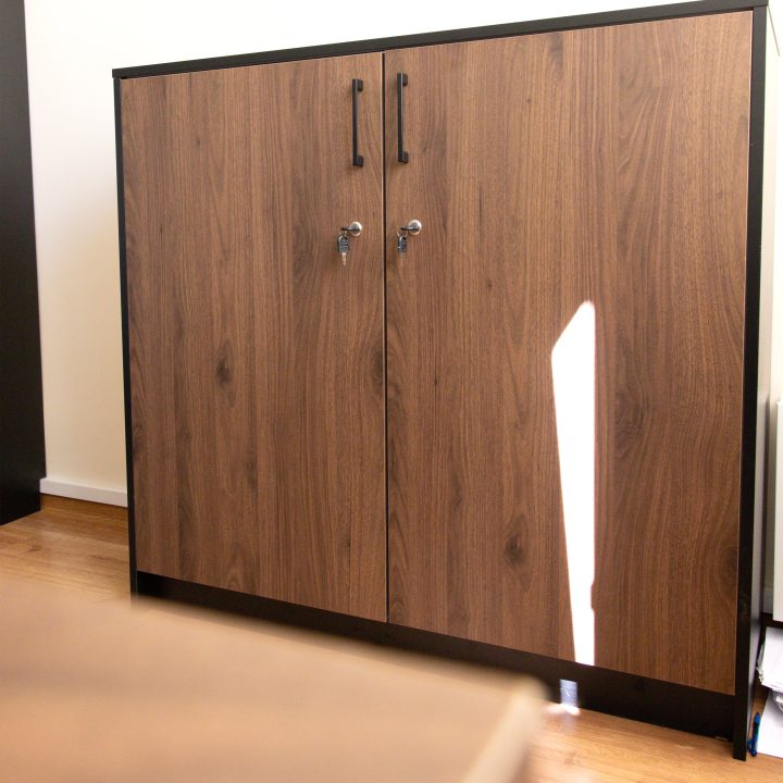 Realizacja MiD Business: meble na wymiar do szkoły w Dąbrowie. Biblioteka z regałami i siedziskami oraz gabinet dyrektora z szafą, biurkiem i komodą.