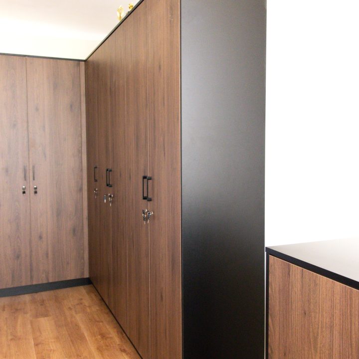 Realizacja MiD Business: meble na wymiar do szkoły w Dąbrowie. Biblioteka z regałami i siedziskami oraz gabinet dyrektora z szafą, biurkiem i komodą.