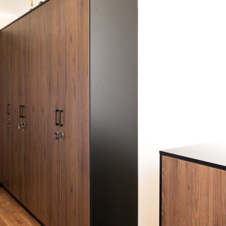 Realizacja MiD Business: meble na wymiar do szkoły w Dąbrowie. Biblioteka z regałami i siedziskami oraz gabinet dyrektora z szafą, biurkiem i komodą.