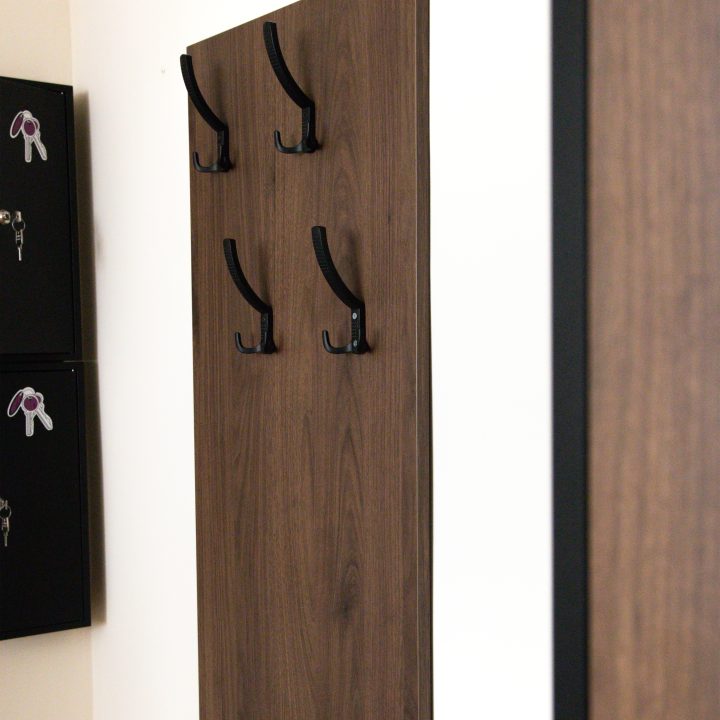 Realizacja MiD Business: meble na wymiar do szkoły w Dąbrowie. Biblioteka z regałami i siedziskami oraz gabinet dyrektora z szafą, biurkiem i komodą.