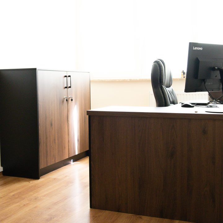 Realizacja MiD Business: meble na wymiar do szkoły w Dąbrowie. Biblioteka z regałami i siedziskami oraz gabinet dyrektora z szafą, biurkiem i komodą.