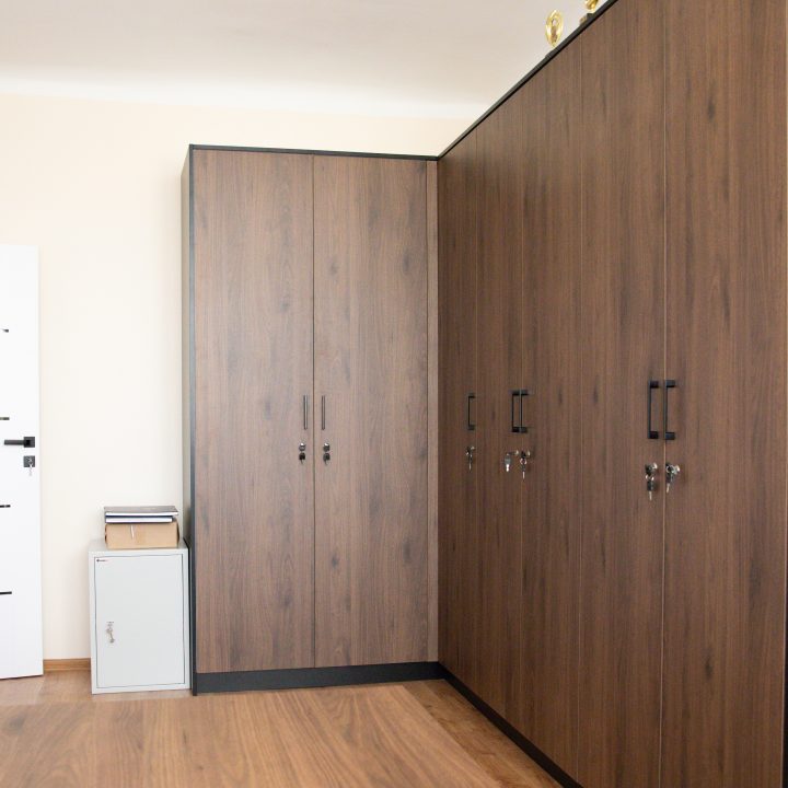 Realizacja MiD Business: meble na wymiar do szkoły w Dąbrowie. Biblioteka z regałami i siedziskami oraz gabinet dyrektora z szafą, biurkiem i komodą.