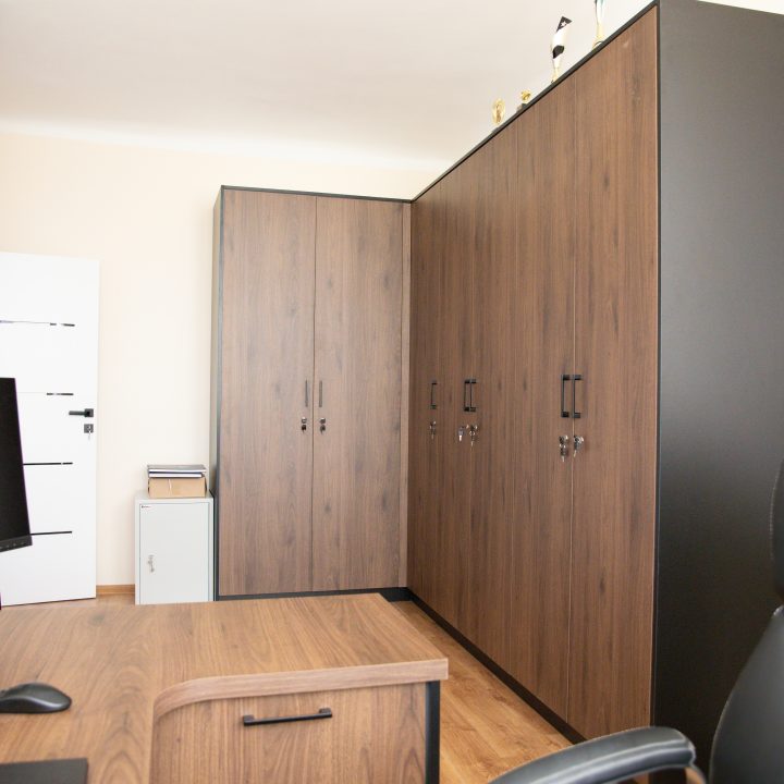 Realizacja MiD Business: meble na wymiar do szkoły w Dąbrowie. Biblioteka z regałami i siedziskami oraz gabinet dyrektora z szafą, biurkiem i komodą.