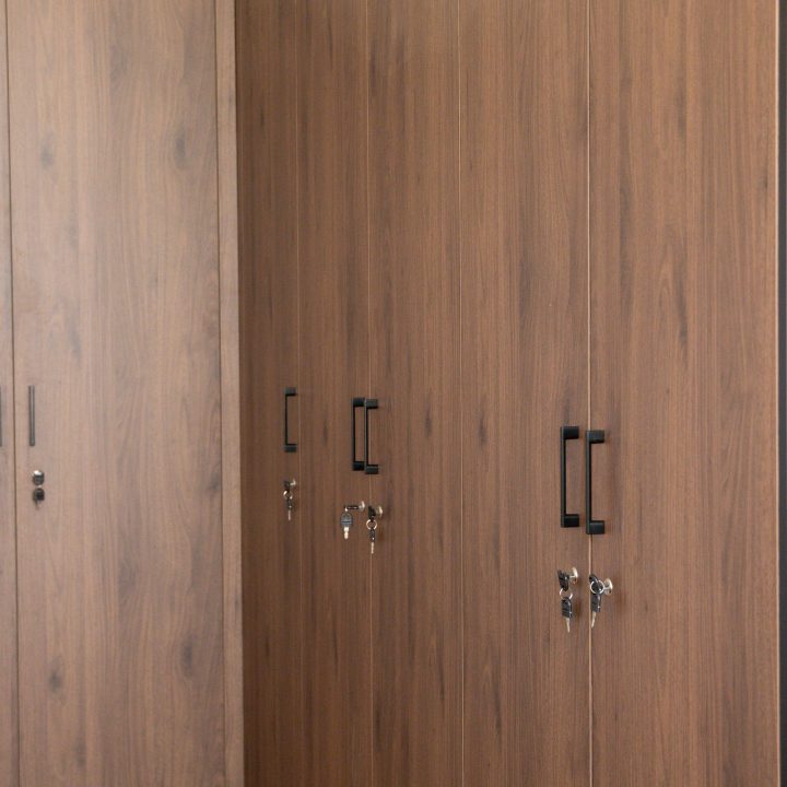 Realizacja MiD Business: meble na wymiar do szkoły w Dąbrowie. Biblioteka z regałami i siedziskami oraz gabinet dyrektora z szafą, biurkiem i komodą.