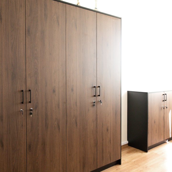 Realizacja MiD Business: meble na wymiar do szkoły w Dąbrowie. Biblioteka z regałami i siedziskami oraz gabinet dyrektora z szafą, biurkiem i komodą.