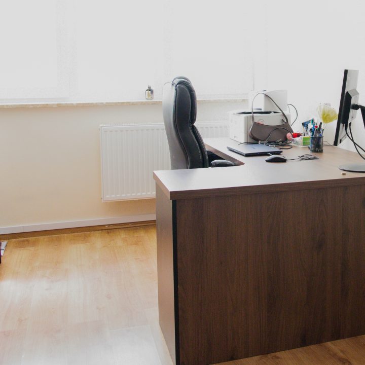 Realizacja MiD Business: meble na wymiar do szkoły w Dąbrowie. Biblioteka z regałami i siedziskami oraz gabinet dyrektora z szafą, biurkiem i komodą.