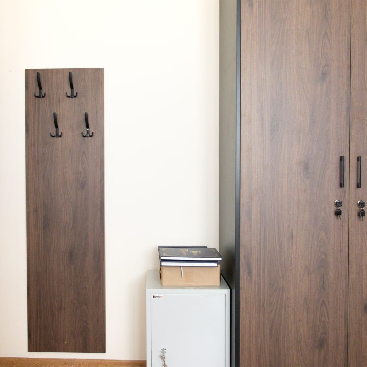 Realizacja MiD Business: meble na wymiar do szkoły w Dąbrowie. Biblioteka z regałami i siedziskami oraz gabinet dyrektora z szafą, biurkiem i komodą.