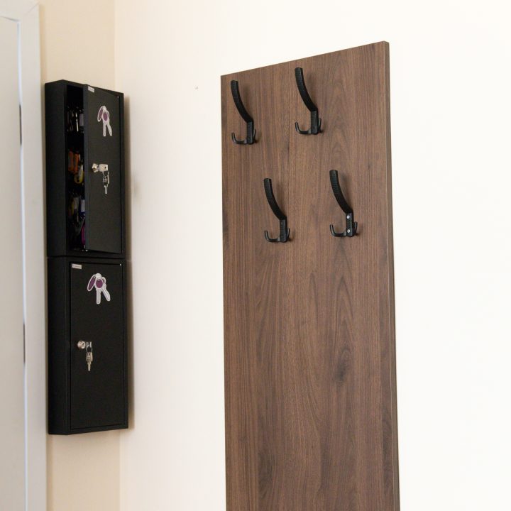 Realizacja MiD Business: meble na wymiar do szkoły w Dąbrowie. Biblioteka z regałami i siedziskami oraz gabinet dyrektora z szafą, biurkiem i komodą.