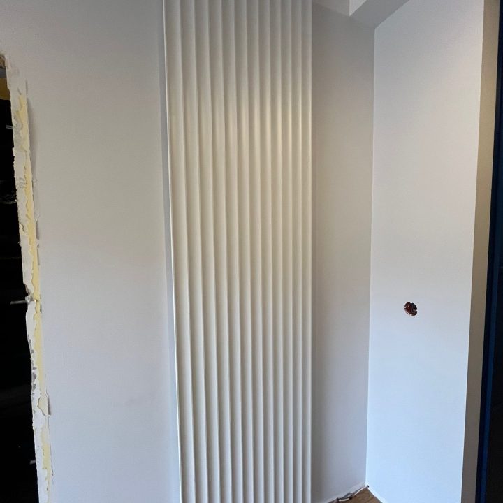 Szafa na wymiar w Warszawie – ryflowane fronty, asymetryczne uchwyty i głęboki odcień niebieskiego. Realizacja MiD Prestige: precyzja, funkcjonalność i charakter.