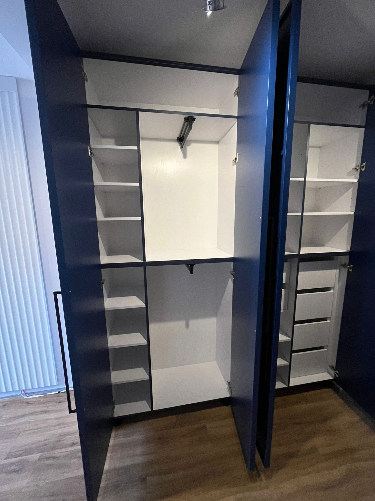 Szafa na wymiar w Warszawie – ryflowane fronty, asymetryczne uchwyty i głęboki odcień niebieskiego. Realizacja MiD Prestige: precyzja, funkcjonalność i charakter.