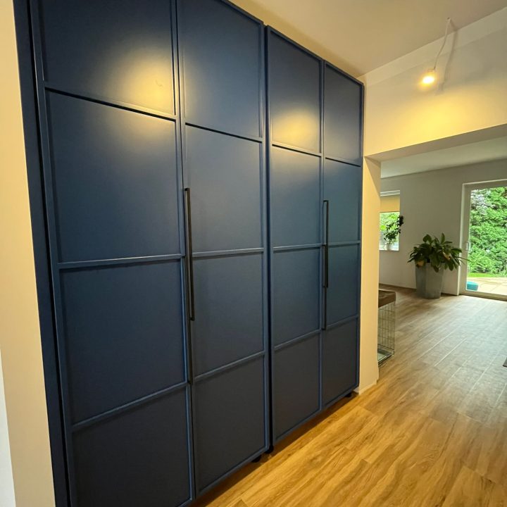 Szafa na wymiar w Warszawie – ryflowane fronty, asymetryczne uchwyty i głęboki odcień niebieskiego. Realizacja MiD Prestige: precyzja, funkcjonalność i charakter.