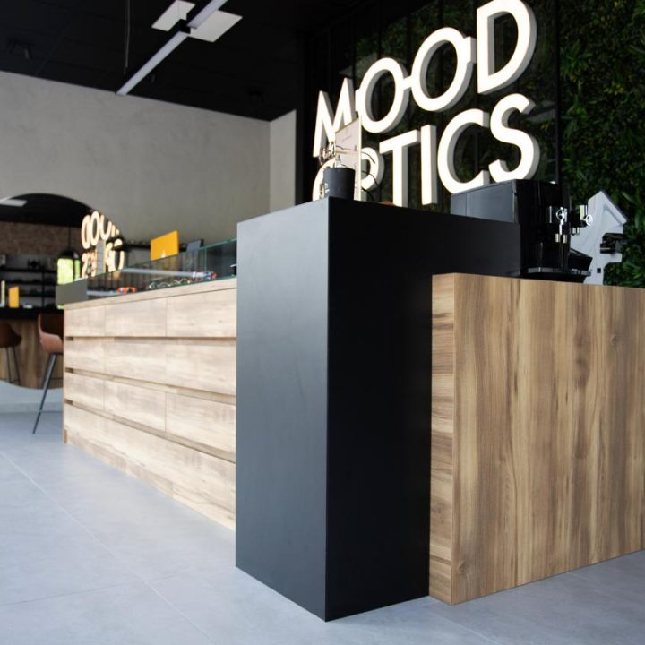 Meble na wymiar do salonu optycznego Mood Optics - meble do showroomu - meble na wymiar Warszawa - MiD Meble - pakiet MiD Business