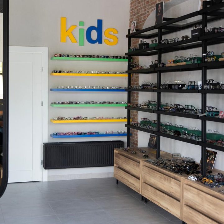 Meble na wymiar do salonu optycznego Mood Optics - meble do showroomu - meble na wymiar Warszawa - MiD Meble - pakiet MiD Business