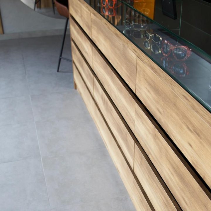 Meble na wymiar do salonu optycznego Mood Optics - meble do showroomu - meble na wymiar Warszawa - MiD Meble - pakiet MiD Business