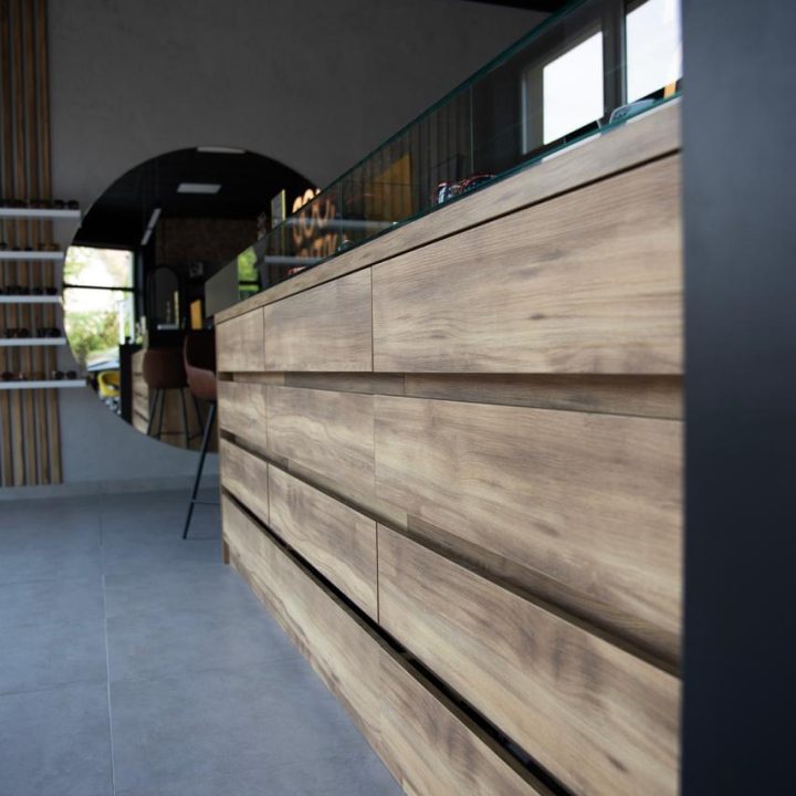 Meble na wymiar do salonu optycznego Mood Optics - meble do showroomu - meble na wymiar Warszawa - MiD Meble - pakiet MiD Business