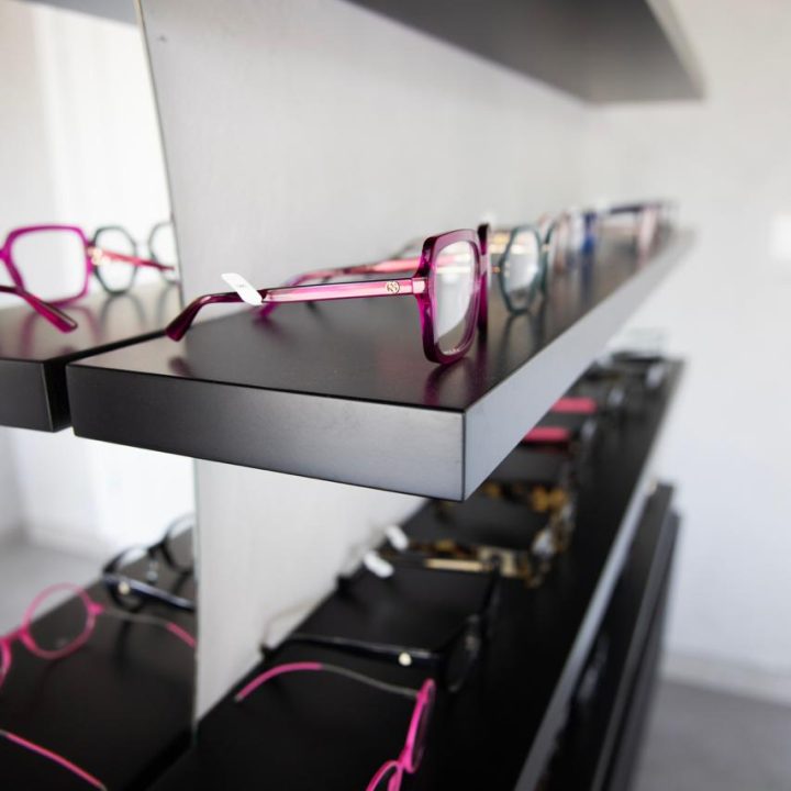 Meble na wymiar do salonu optycznego Mood Optics - meble do showroomu - meble na wymiar Warszawa - MiD Meble - pakiet MiD Business