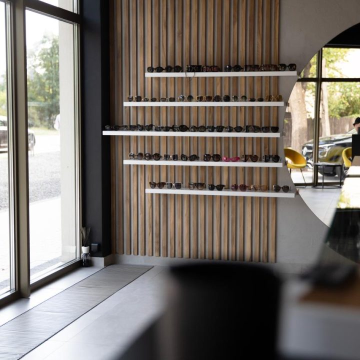 Meble na wymiar do salonu optycznego Mood Optics - meble do showroomu - meble na wymiar Warszawa - MiD Meble - pakiet MiD Business