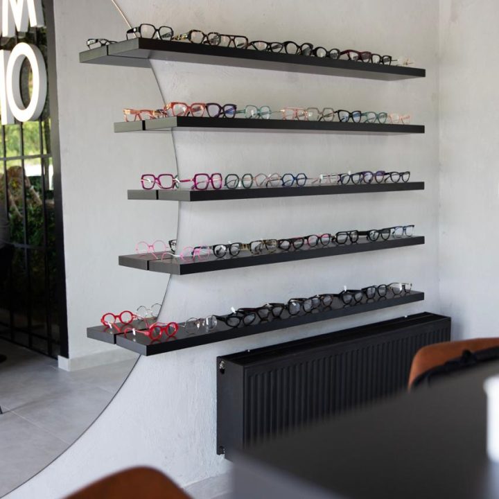 Meble na wymiar do salonu optycznego Mood Optics - meble do showroomu - meble na wymiar Warszawa - MiD Meble - pakiet MiD Business