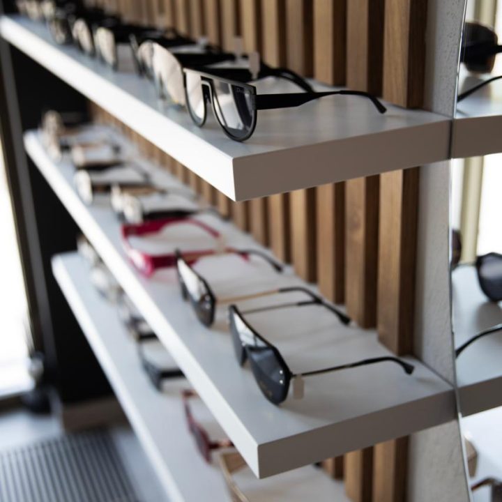 Meble na wymiar do salonu optycznego Mood Optics - meble do showroomu - meble na wymiar Warszawa - MiD Meble - pakiet MiD Business