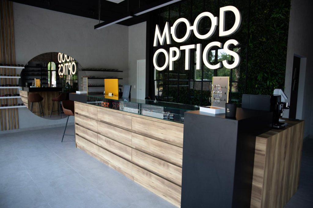 Meble na wymiar do salonu optycznego Mood Optics - meble do showroomu - meble na wymiar Warszawa - MiD Meble - pakiet MiD Business