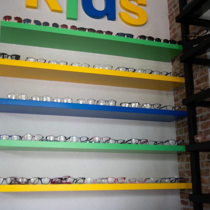 Meble na wymiar do salonu optycznego Mood Optics - meble do showroomu - meble na wymiar Warszawa - MiD Meble - pakiet MiD Business