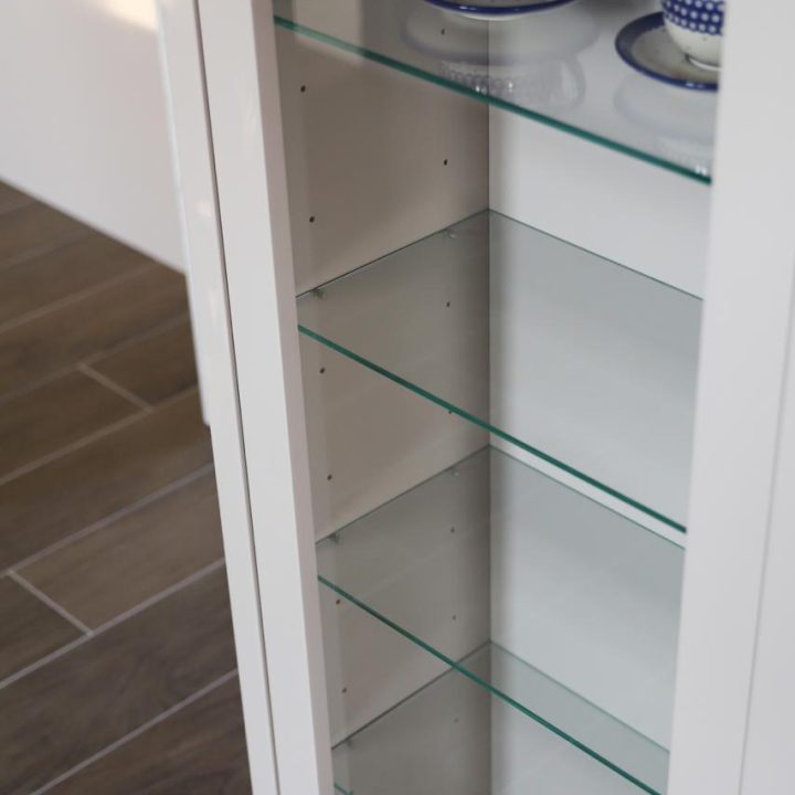 Kuchnia na wymiar w Warszawie – układ L, wyspa, witryna i szafa. Subtelna kolorystyka, marmurowe blaty i złote detale. Realizacja MiD Prestige w 8 tygodni.