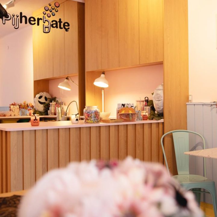 Realizacja MiD Business: meble na wymiar do herbaciarni „Pij Herbatę!”. Siedziska, lady i zabudowy w dwóch lokalach – indywidualne projekty, funkcjonalne i oryginalne.