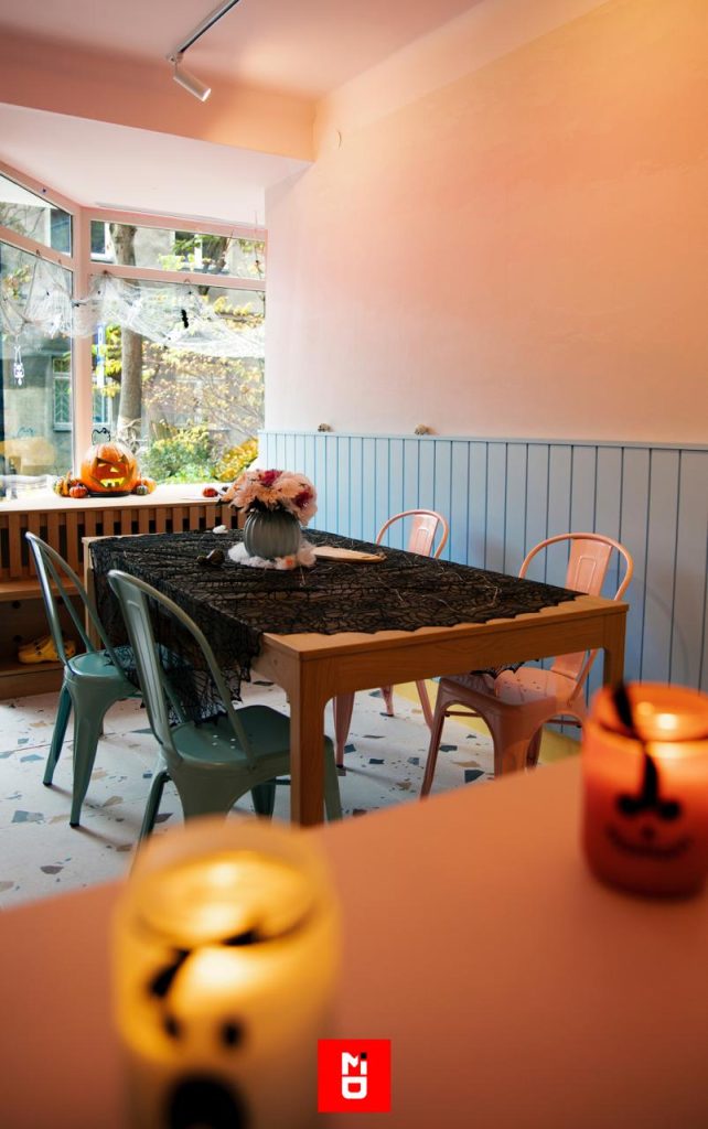 Realizacja MiD Business: meble na wymiar do herbaciarni „Pij Herbatę!”. Siedziska, lady i zabudowy w dwóch lokalach – indywidualne projekty, funkcjonalne i oryginalne.