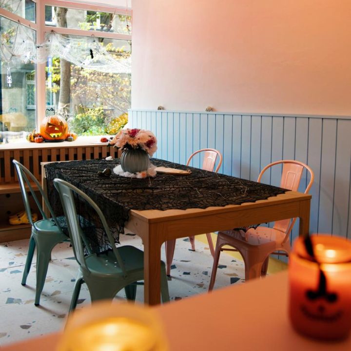 Realizacja MiD Business: meble na wymiar do herbaciarni „Pij Herbatę!”. Siedziska, lady i zabudowy w dwóch lokalach – indywidualne projekty, funkcjonalne i oryginalne.