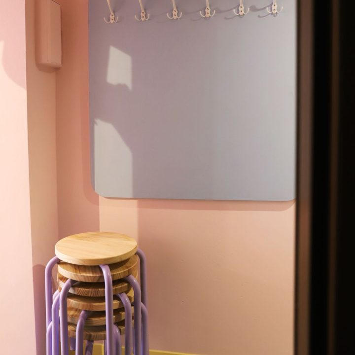 Realizacja MiD Business: meble na wymiar do herbaciarni „Pij Herbatę!”. Siedziska, lady i zabudowy w dwóch lokalach – indywidualne projekty, funkcjonalne i oryginalne.