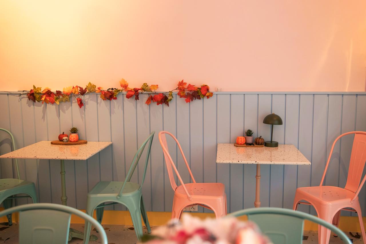 Realizacja MiD Business: meble na wymiar do herbaciarni „Pij Herbatę!”. Siedziska, lady i zabudowy w dwóch lokalach – indywidualne projekty, funkcjonalne i oryginalne.