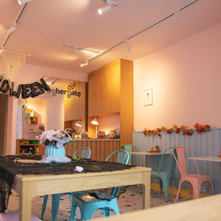 Realizacja MiD Business: meble na wymiar do herbaciarni „Pij Herbatę!”. Siedziska, lady i zabudowy w dwóch lokalach – indywidualne projekty, funkcjonalne i oryginalne.