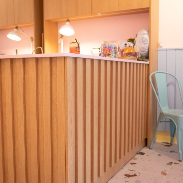 Realizacja MiD Business: meble na wymiar do herbaciarni „Pij Herbatę!”. Siedziska, lady i zabudowy w dwóch lokalach – indywidualne projekty, funkcjonalne i oryginalne.