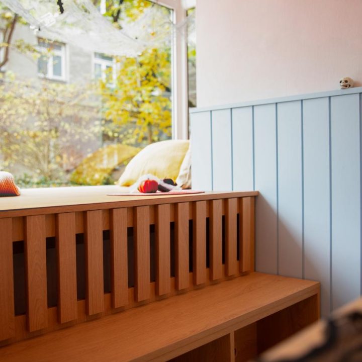 Realizacja MiD Business: meble na wymiar do herbaciarni „Pij Herbatę!”. Siedziska, lady i zabudowy w dwóch lokalach – indywidualne projekty, funkcjonalne i oryginalne.