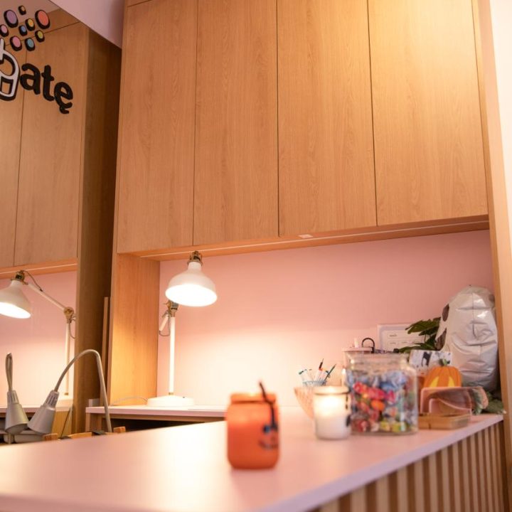 Realizacja MiD Business: meble na wymiar do herbaciarni „Pij Herbatę!”. Siedziska, lady i zabudowy w dwóch lokalach – indywidualne projekty, funkcjonalne i oryginalne.