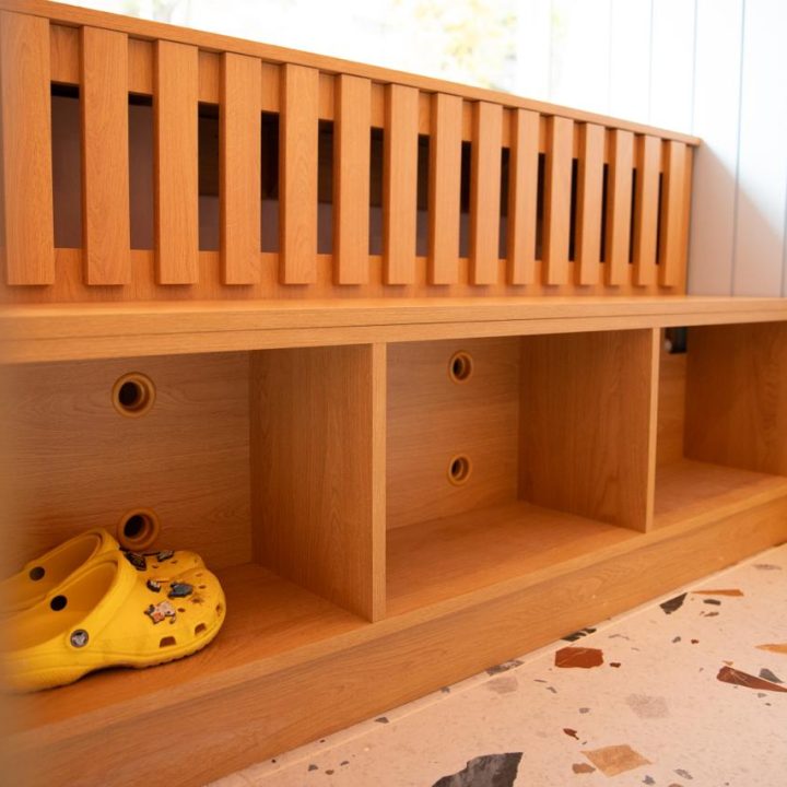 Realizacja MiD Business: meble na wymiar do herbaciarni „Pij Herbatę!”. Siedziska, lady i zabudowy w dwóch lokalach – indywidualne projekty, funkcjonalne i oryginalne.