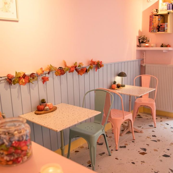 Realizacja MiD Business: meble na wymiar do herbaciarni „Pij Herbatę!”. Siedziska, lady i zabudowy w dwóch lokalach – indywidualne projekty, funkcjonalne i oryginalne.