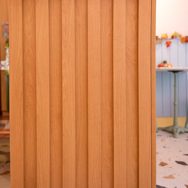 Realizacja MiD Business: meble na wymiar do herbaciarni „Pij Herbatę!”. Siedziska, lady i zabudowy w dwóch lokalach – indywidualne projekty, funkcjonalne i oryginalne.