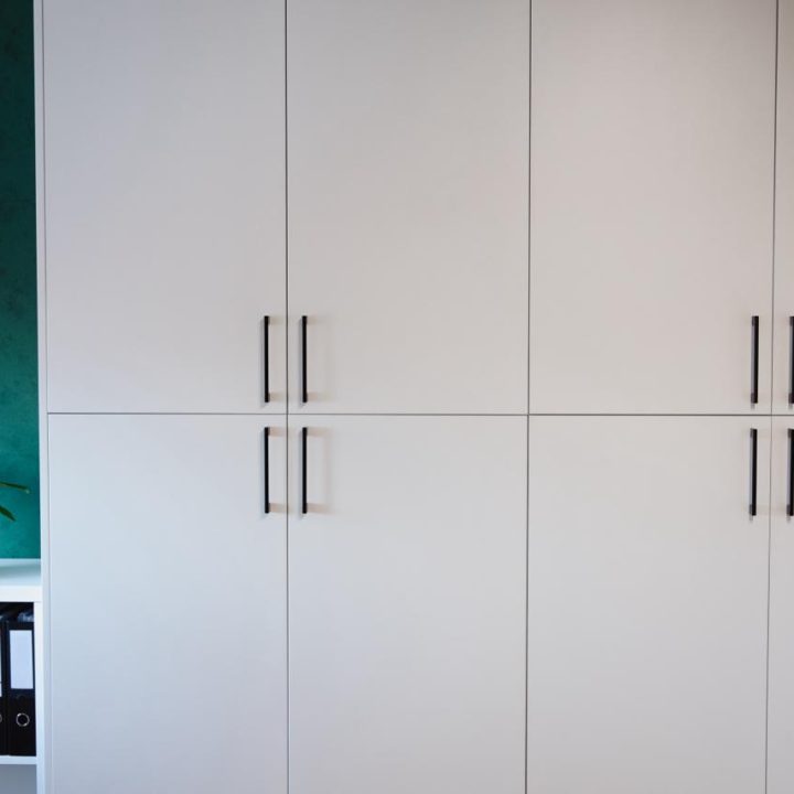 Meble biurowe na wymiar w Markach – szafy, zabudowy grzejników, kuchnia i łazienka. Elegancki design, lakierowane fronty i funkcjonalność. Realizacja MiD Business.