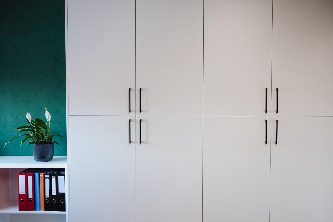 Meble biurowe na wymiar w Markach – szafy, zabudowy grzejników, kuchnia i łazienka. Elegancki design, lakierowane fronty i funkcjonalność. Realizacja MiD Business.