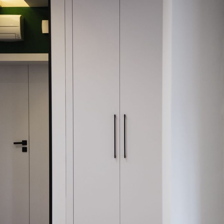 Meble biurowe na wymiar w Markach – szafy, zabudowy grzejników, kuchnia i łazienka. Elegancki design, lakierowane fronty i funkcjonalność. Realizacja MiD Business.