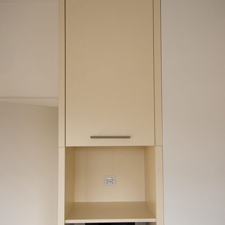 Meble biurowe na wymiar w Markach – szafy, zabudowy grzejników, kuchnia i łazienka. Elegancki design, lakierowane fronty i funkcjonalność. Realizacja MiD Business.