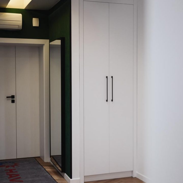 Meble biurowe na wymiar w Markach – szafy, zabudowy grzejników, kuchnia i łazienka. Elegancki design, lakierowane fronty i funkcjonalność. Realizacja MiD Business.