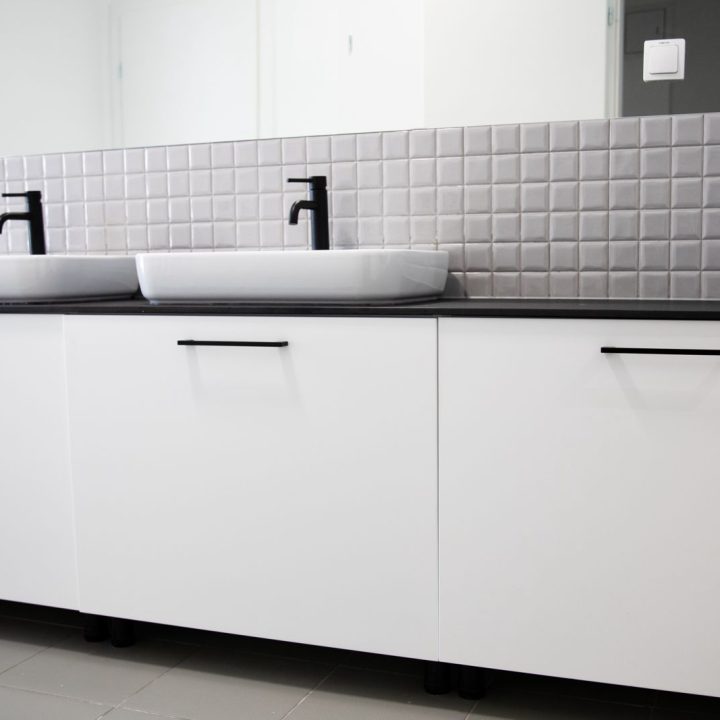 Meble biurowe na wymiar w Markach – szafy, zabudowy grzejników, kuchnia i łazienka. Elegancki design, lakierowane fronty i funkcjonalność. Realizacja MiD Business.