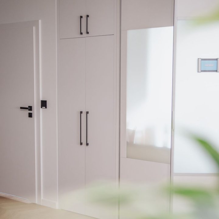 Meble biurowe na wymiar w Markach – szafy, zabudowy grzejników, kuchnia i łazienka. Elegancki design, lakierowane fronty i funkcjonalność. Realizacja MiD Business.